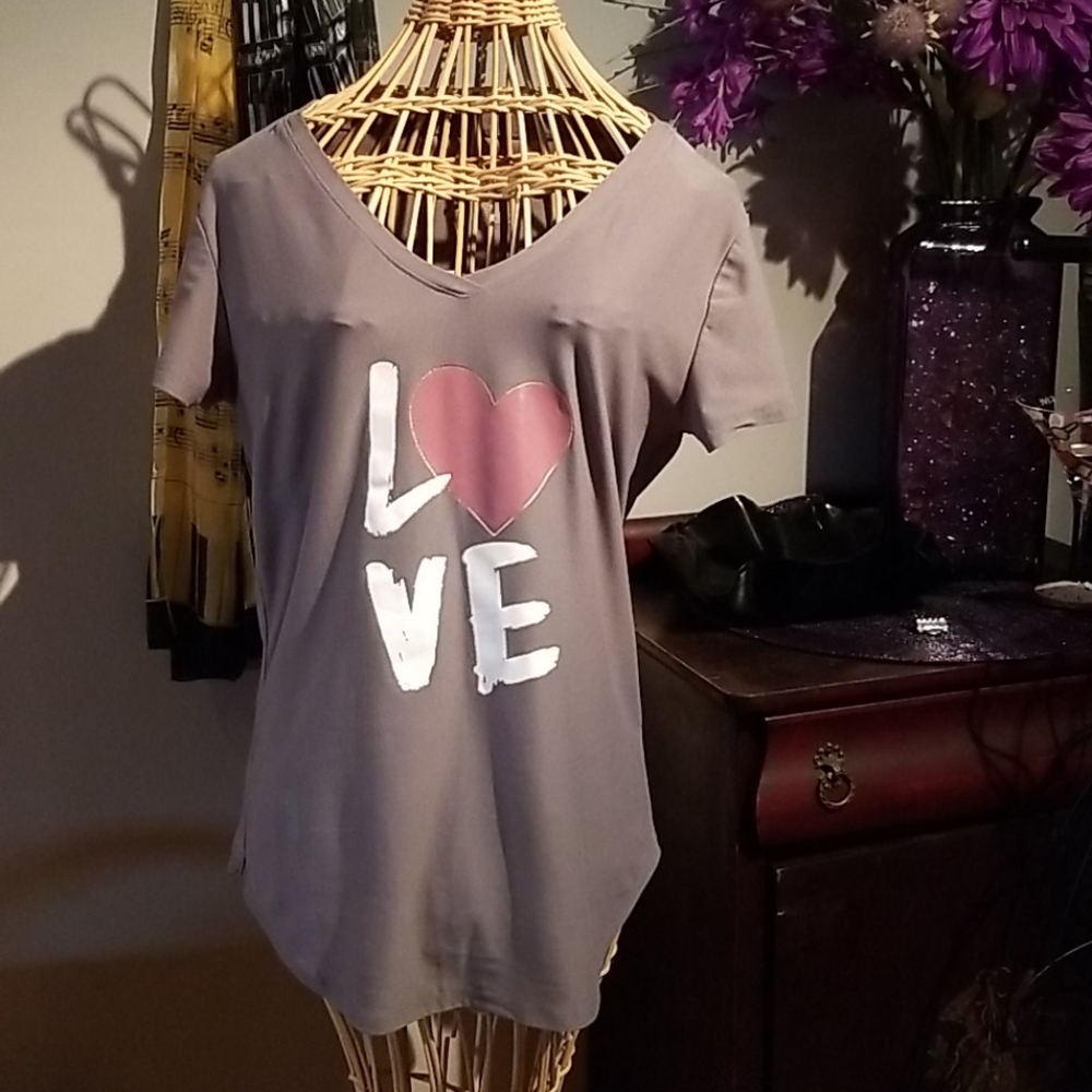 No Boundaries Medium Gray with Pink Heart "Love" Short Sleeve V-Neck T-shirt